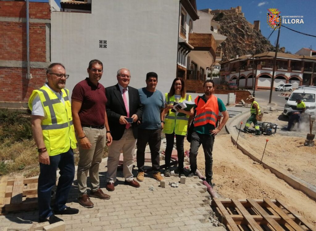 En la imagen, el delegado de Fomento, Antonio Ayllón, el alcalde, Antonio Salazar, el concejal de Obras Públicas, Carmelo Torralba, junto con parte del equipo técnico responsable de las obras.