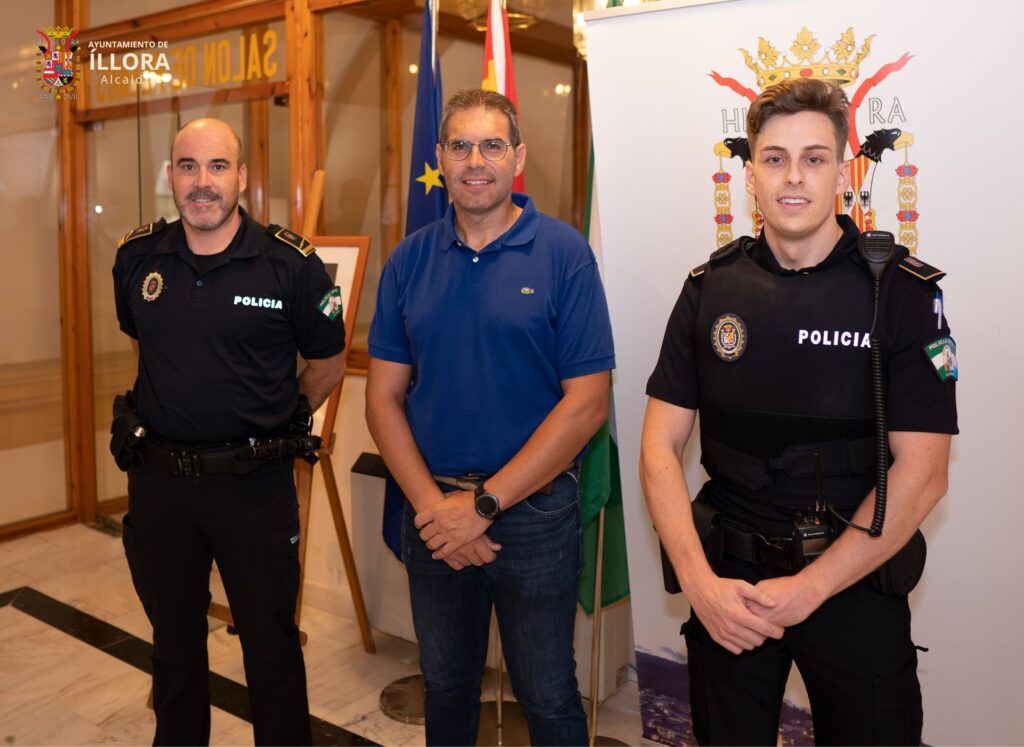 De izquierda a derecha: Antonio Cobos, jefe de la Policía Local, Antonio Salazar, alcalde del Municipio de Íllora, y el nuevo agente, durante el acto de bienvenida en el Salón de Plenos del Ayuntamiento de Íllora.