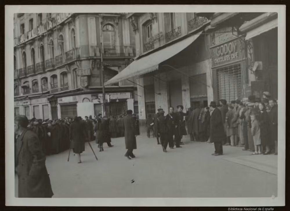 La población famélica forma colas en Auxilio Social esperando el reparto de víveres, entre 1936 y 1939. Biblioteca Nacional de España